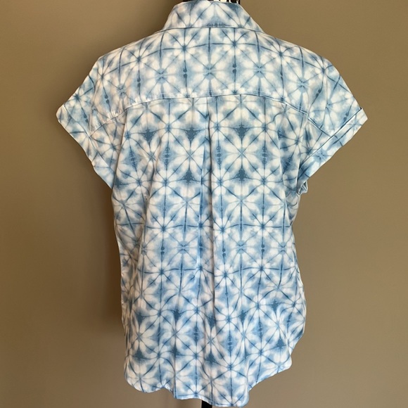 Blue and white shibori button up blouse with shirt sleeves. - Picture 4 of 8